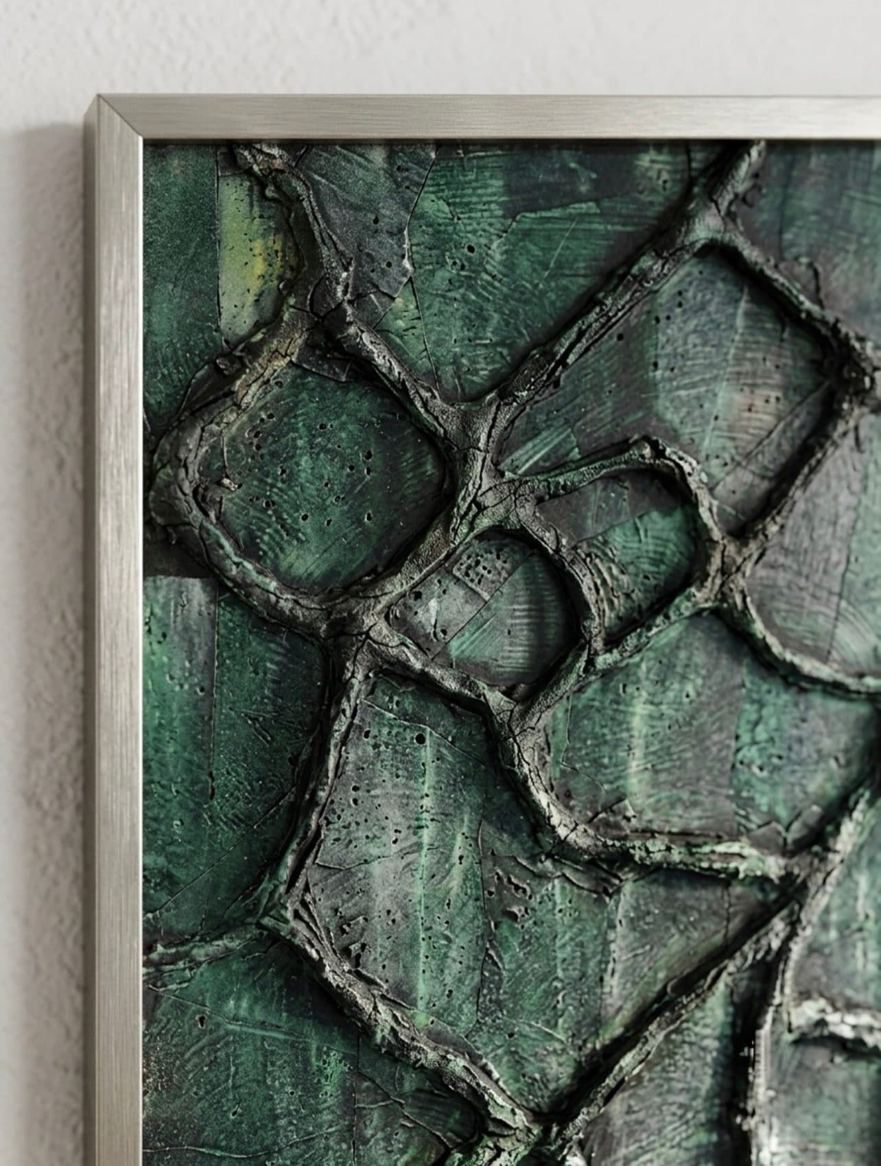 Verdigris im Silberrahmen, nah am erhabenen Gipsrelief