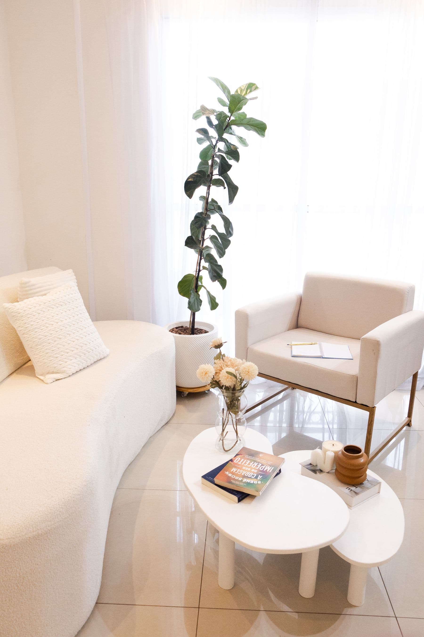 Helles, luftiges Wohnzimmer mit cremefarbenem Sofa und sanftem Tageslicht.